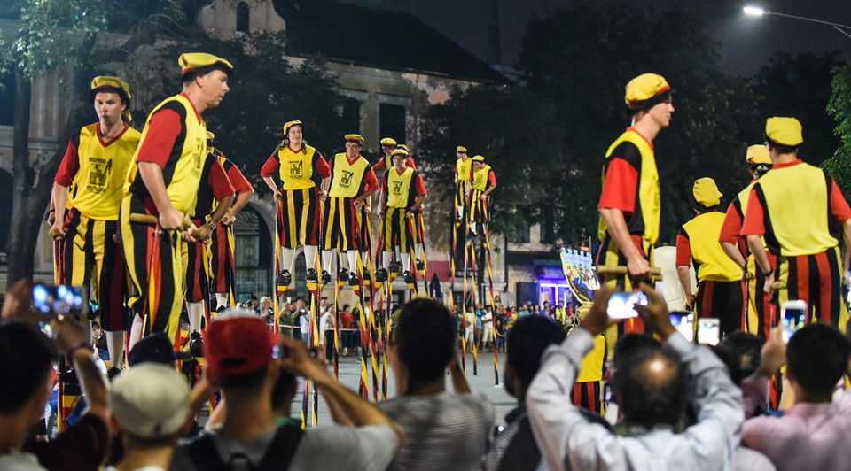 Dàn trai Tây đi cà kheo khuấy động phố đi bộ bên hồ Gươm